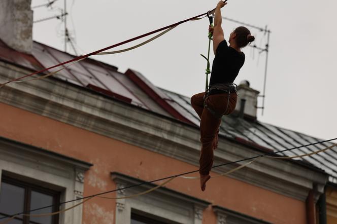   Urban Highline Festival 2023 w Lublinie. Slacklinerzy robią cuda na linach!