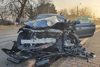 Wypadek w Sosnowcu na Orląt Lwowskich. Osobówka zderzyła się z ciężarówką. Dwie osoby w szpitalu