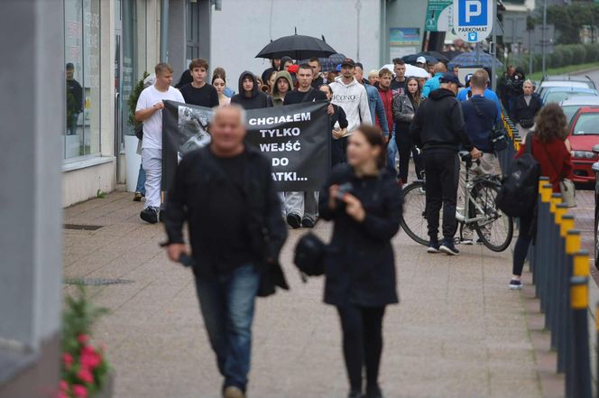 Setki osób upamiętniły Oliwiera. 20-latek zmarł po interwencji policji. "Zabili go jak zwierzę"