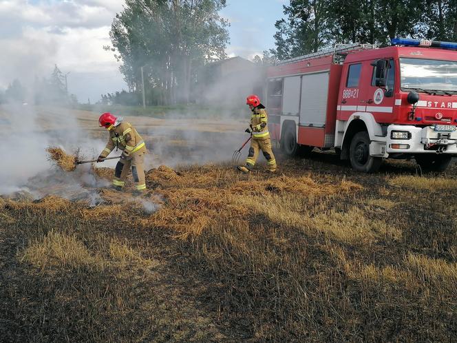 Pożar maszyny rolniczej, rżyska słomy i zboża - Lipowina gm. Braniewo