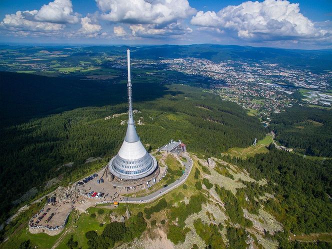 Ještěd, futurystyczny hotel i nadajnik telewizyjny