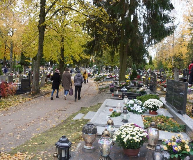 Znani pochowani na cmentarzu przy ul. Poprzecznej w Olsztynie. Groby tych osób się tam znajdują