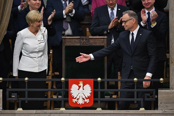 Agata Duda z kokardą na ramieniu w Sejmie