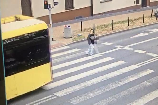 Magda wybiegła na pasy zza autobusu. Potrącił ją samochód. Nagranie wbija w fotel