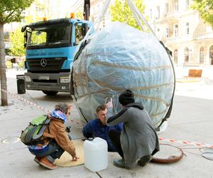 Instalacja artystyczna Pisklę podczas montażu