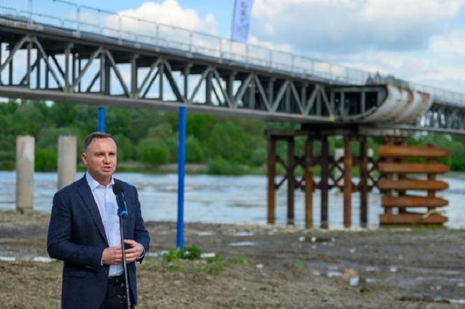 Andrzej Duda wizytował budowę mostu w Ostrowie. Zdradził datę otwarcia przeprawy