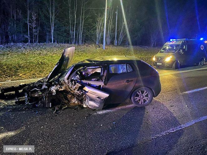 Z samochodów zostały wraki, dwie osoby ranne