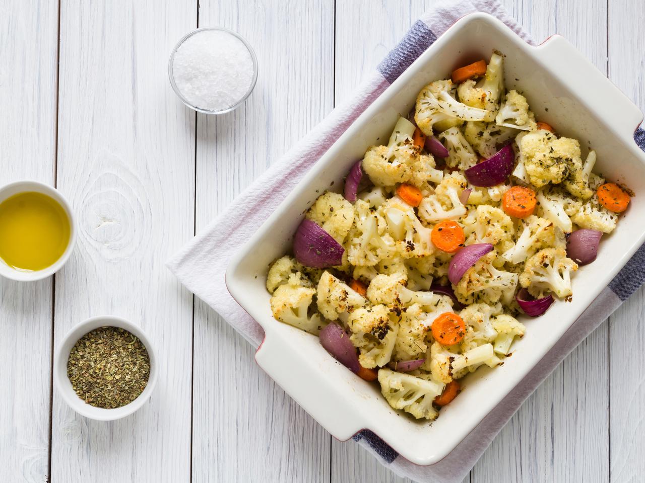 Sałatka z pieczonego kalafiora, marchewki i cebuli