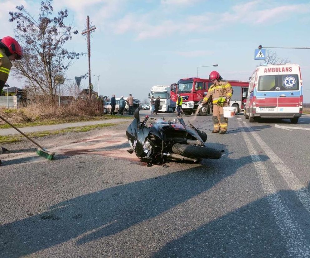 Horror na DK 50. Motocyklista gruchnął w osobówkę. Jedna osoba poszkodowana