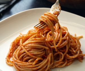 Szybki sos z serka twarogowego z pomidorami - idealny do makaronu [przepis]