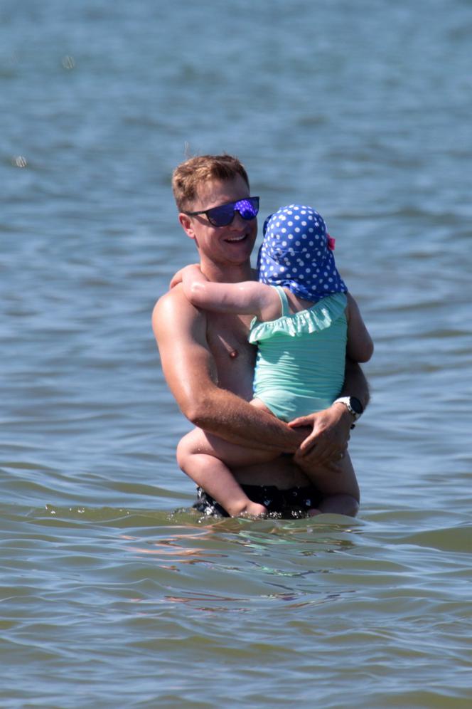 Ale mu Wesoło! Kuba Wesołowski z rodziną na plaży