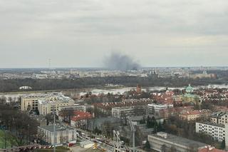 Kłęby dymu nad Pragą. Strażacy walczą z pożarem na budowie