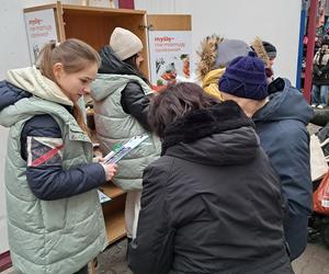 Na warszawskich bazarkach stanęły specjane szafy. To nowy ekologiczny pomysł Ratusza