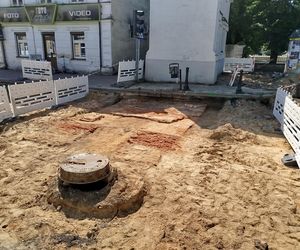 Rozkopanie dużego skrzyżowania odsłoniło fragmenty historii miasta Siedlce