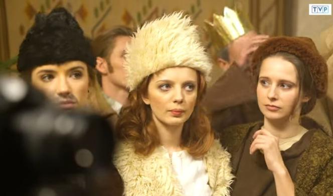 Stulecie Winnych 4 sezon. Kasia (Weronika Humaj), Basia (Kamila Bujalska), Ewa (Sonia Mietielica)
