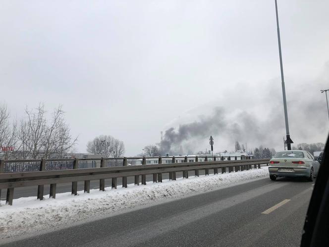 Pożar na Bałutach! Ogień w hali, w której składują podpałkę do grilla!