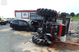 Poważny wypadek na DK 74 pod Piotrkowem. Kierowca ciągnika huknął w toyotę