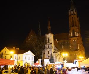 Ciężarówka Coca-cola w Białymstoku! Świąteczna atrakcja przyciągnęła tłumy mieszkańców na Rynek Kościuszki