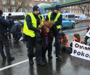 Ostatnie Pokolenie zablokowało Wisłostradę. Furia kierowców. Matka chorego dziecka błagała o przejazd