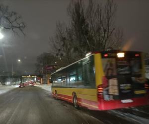 Fatalne warunki na drogach we Wrocławiu i na Dolnym Śląsku. Sporo kolizji, opóźnienia i ślizgawka