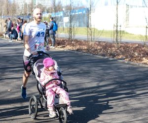 Bieg Wiosenny w Parku Śląskim 2025. Biegacze na trasie