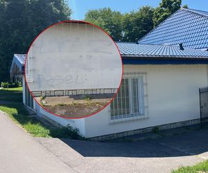 To dziwny człowiek. Łukasz podpisał się na ścianie posterunku. Zostawił numer PESEL