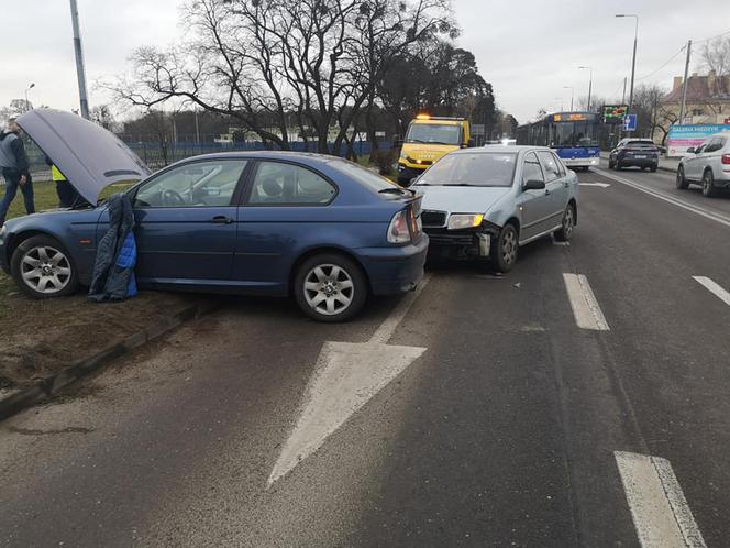 Zderzenie dwóch osobówek na ul. Nakielskiej w Bydgoszczy [ZDJĘCIA]