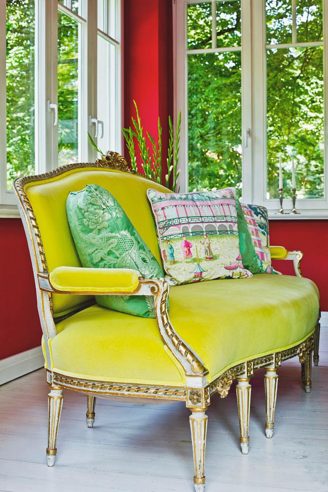 Żółta, barokowa sofa w salonie