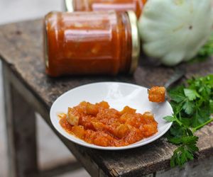 Duszę cukinię z pomidorami i przekładam do słoików. To pyszna przekąska i sos do makaronu   