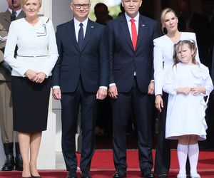 Przejście do Pałacu Prezydenckiego. Pierwsza dama się przebrała 