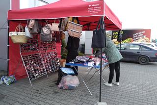 Zamość: Handel przed galerią Revia Park. Sprzedawcy przenieśli się przed galerię