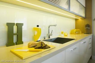 Kolor w białej kuchni przy pomocy światła