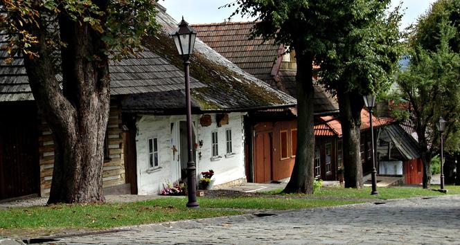 Nie tylko Zalipie. 9 urzekających polskich wsi - jedna z nich trafiła do powieści Olgi Tokarczuk