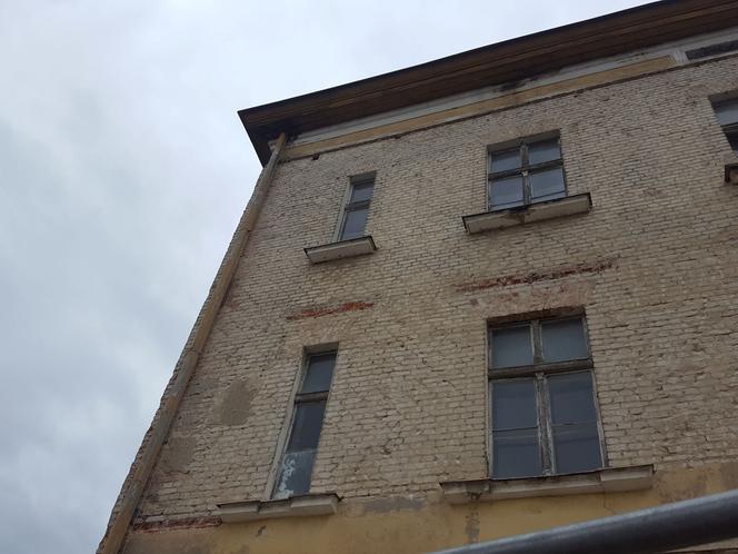 Lecą tynki z dawnego budynku kolejowego przy ul. Dworcowej