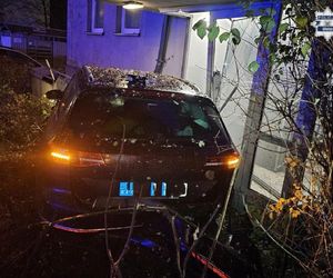 Pijany kierowca wjechał w blok i uciekł. Potem rozpętał awanturę