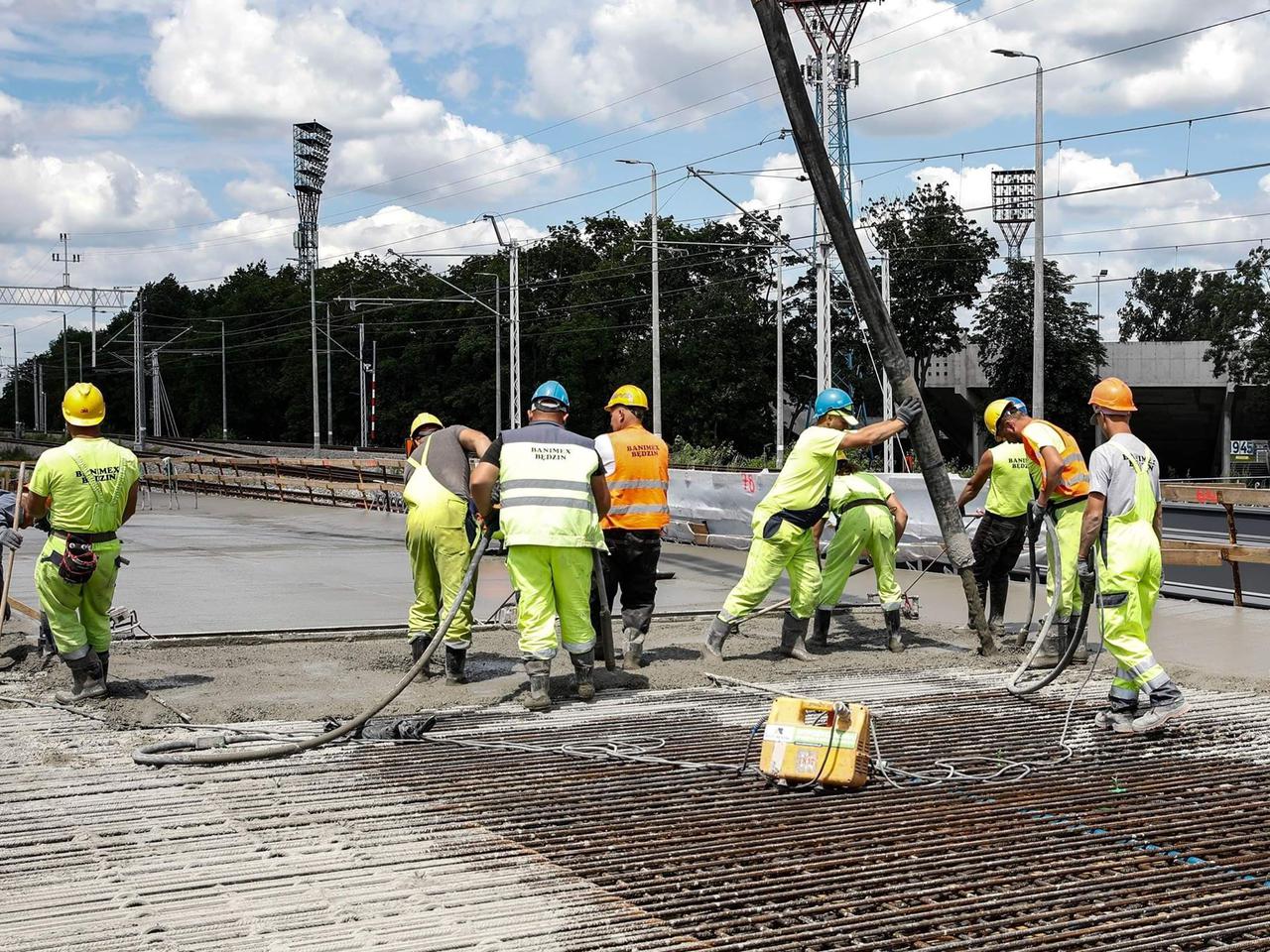Wylewają beton na wiadukcie na Oleskiej