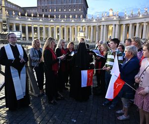 Zło dobrem zwyciężaj. Setki osób czuwały w Watykanie w rocznicę wyboru Jana Pawła II