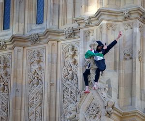   Zamknięto obszar wokół Big Bena. Na wieżę wspiął się mężczyzna z flagą Palestyny