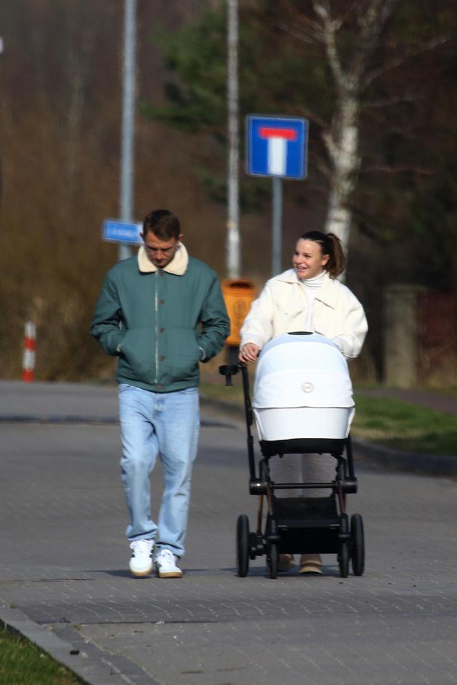 Jakub Rzeźniczak z partnerką, córką i psem