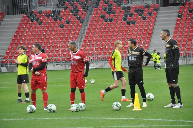 W Tychach grają gwiazdy światowego futbolu. Najpierw był pokazowy trening z młodzieżą