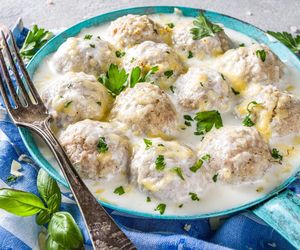 Co zrobić z białej kiełbasy po świętach? Przygotuj pyszne i soczyste pulpety w sosie 