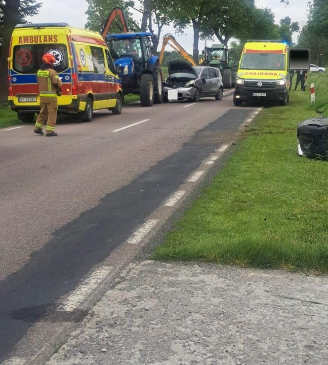 W wyniku wypadku droga wojewódzka nr 698 została całkowicie zablokowana. Policjanci kierują na objazdy