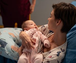 Na dobre i na złe odc. 958. Blanka (Pola Gonciarz) i jej córeczka Nina (Michalina Grot)