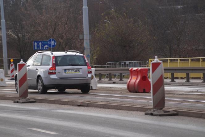 Auta jeżdżą jak tramwaje! Tak wyglądają zmiany na moście Pomorskim w Bydgoszczy