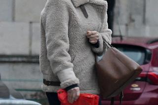 Grażyna Torbicka modnie ubrana robi zakupy na bazarku