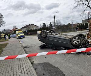 Radomsko. Kapliczka kompletnie zniszczona. Szokujący wypadek. Policja poszukuje mężczyzny z renaulta [ZDJĘCIA]