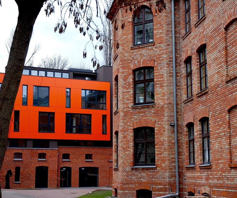 Oficyna Przytułku św. Franciszka Salezego w Warszawie, zmodernizowana przez ArDJ Sp. z o.o., prezentuje połączenie zabytkowej ceglanej architektury z nowoczesną, pomarańczową nadbudową. Obiekt, zgłoszony do konkursu Życie w Architekturze, promuje dostępność, o czym można przeczytać na Architektura Murator Plus.