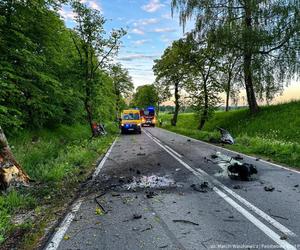   Tragiczny wypadek pod Węgorzewem. Samochód rozpadł się na pół. Kierowca zginął na miejscu