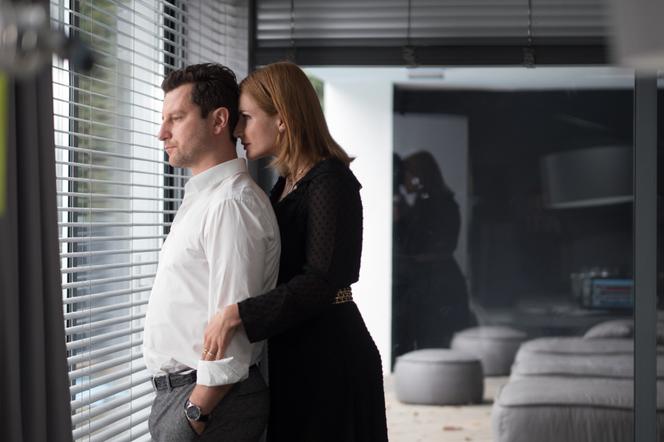 Odwróceni 2 sezon. Ojcowie i córki odc. 3. Laura (Anna Dereszowska), Cyga (Wojciech Zieliński)