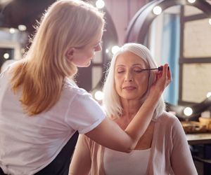 Nałóż na powieki, a odzyskasz blask spojrzenia. Trik makijażystek idealny dla kobiet po 50-tce sprawdzi się w święta i sylwestra w 2025